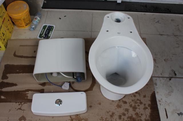 Vaso sanitário com caixa acoplada Deca branco