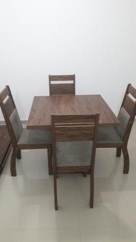 Mesa de Jantar + 4 Cadeiras