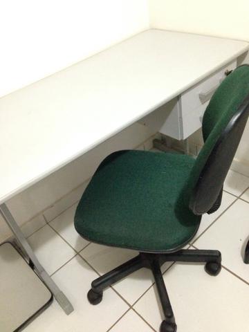 Mesa escritório com cadeira