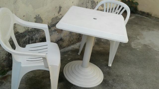 Mesa + cadeiras de plástico