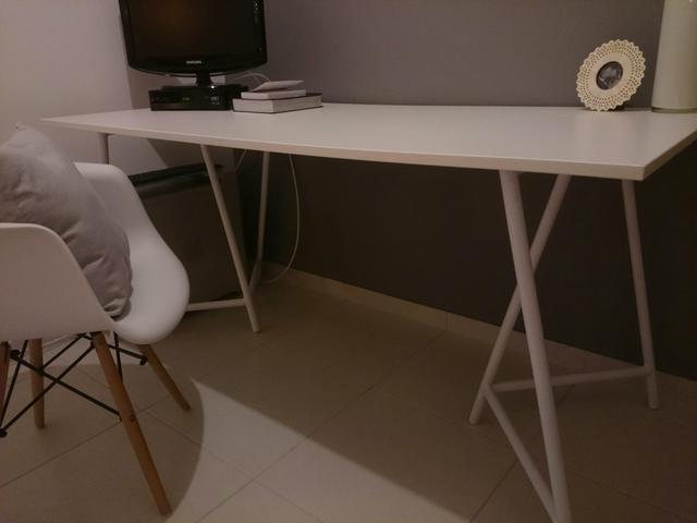 Mesa com cavaletes moderna home office, escritório