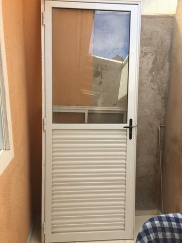 Porte e janela novas de alumínio