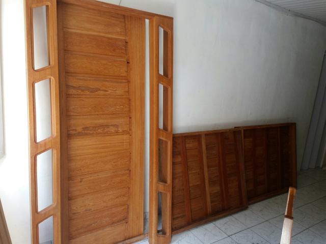 Conjunto de 2 porta e 2 janelas e um portal pra porta.