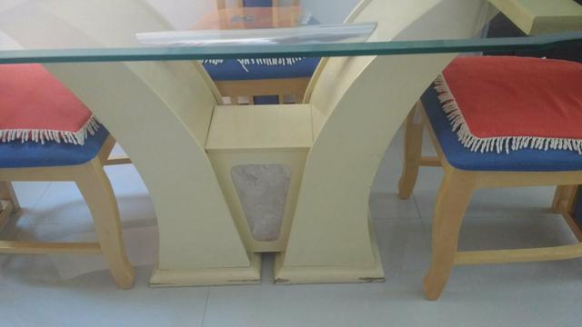 Mesa de vidro com 4 cadeiras estofadas