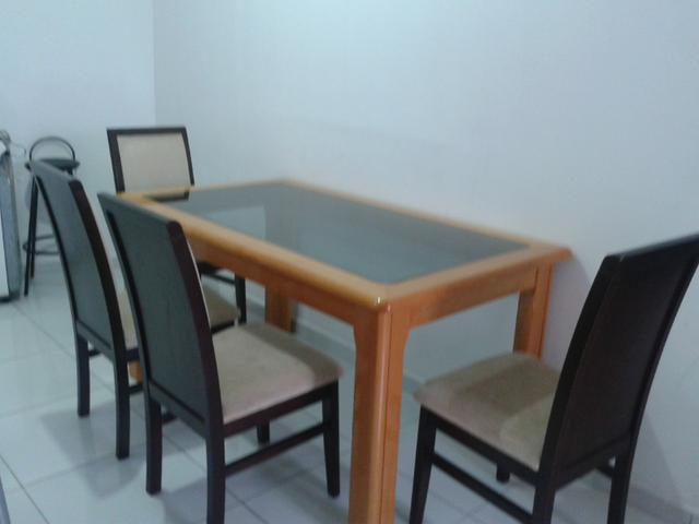 Mesa de vidro retangular com 4 cadeiras