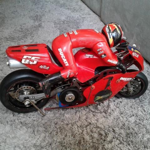 Moto RC Ducati 1/5 à combustão