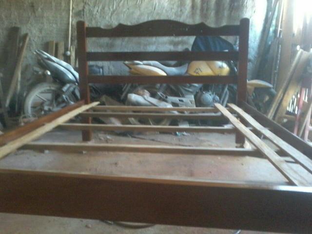 V. cama de madeira com entrega