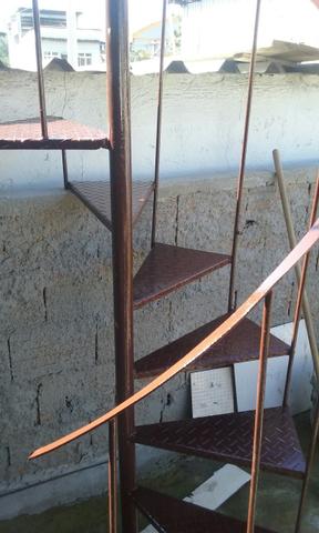 Escada caracol com 15 degraus(50 cm) e um patamar