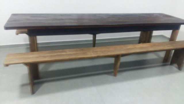Mesa com bancos de madeira de lei.