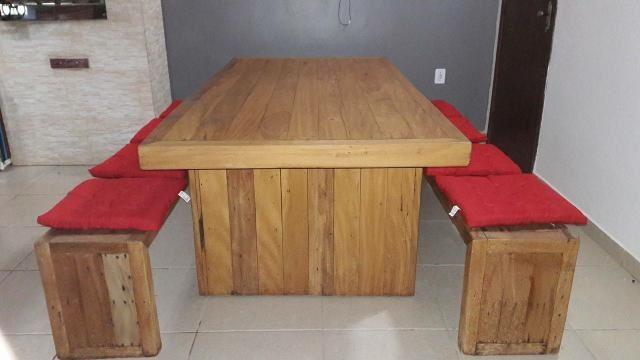Mesa de madeira com bancos