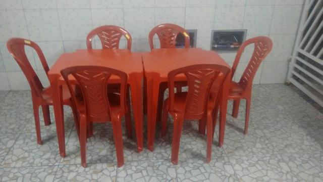 Mesas e cadeiras plásticas vermelha