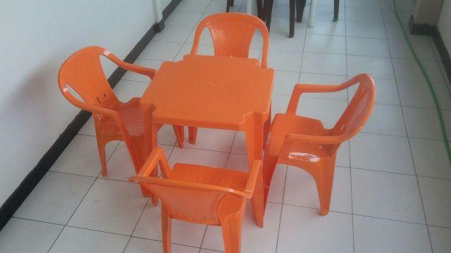 Cadeiras e mesa marca moderna, adulto e infantil