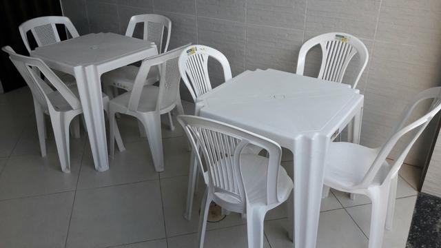 2 mesas com cadeiras de plastico