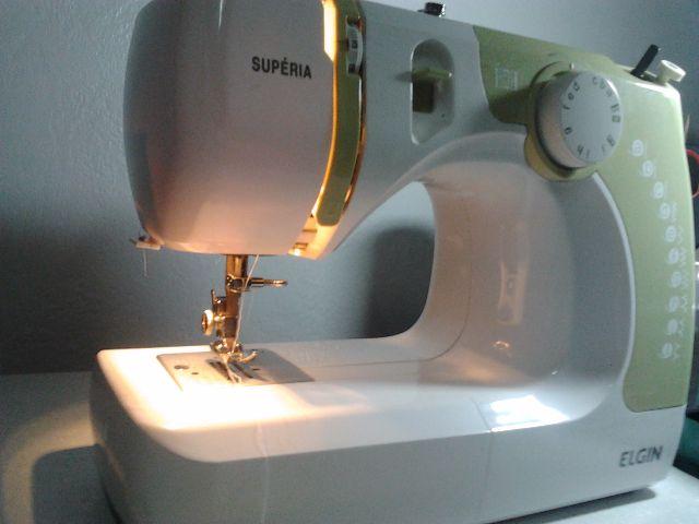 Maquina de costura Elgin Superia com manual seminova 350