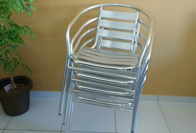 Cadeiras de alumínio e mesa plástica