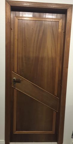 Porta interna de madeira usada