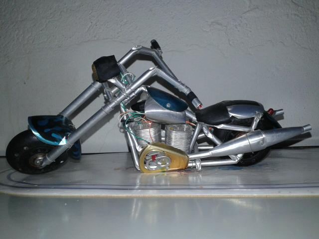 Mini moto em aluminio reciclado