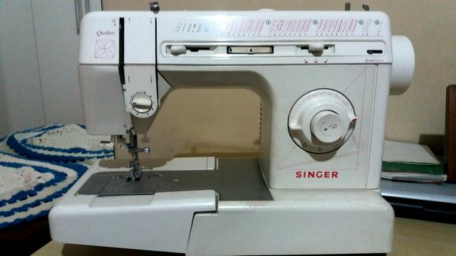 Máquina de costura Singer Quilter com extensor de acrílico