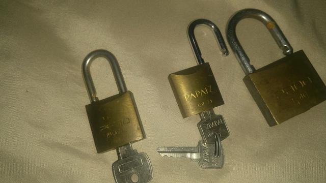 3 cadeados com chaves