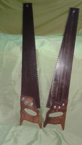 2 serrotes artesanais, feitos de lâmina de serra fita