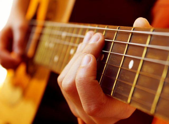Aprenda a tocar violão sem sair de casa com o kit