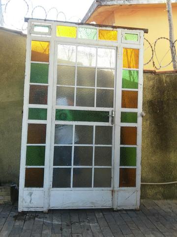 Porta de ferro com vidro colorido