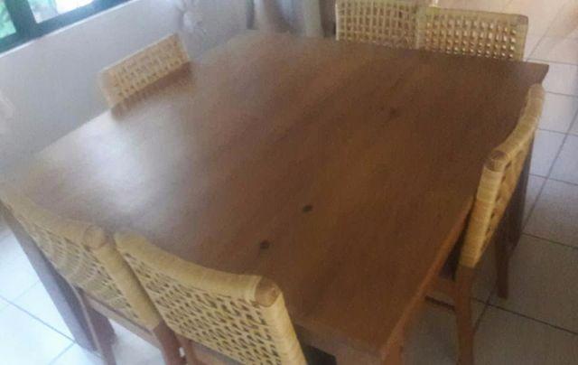 Linda mesa com seis cadeiras
