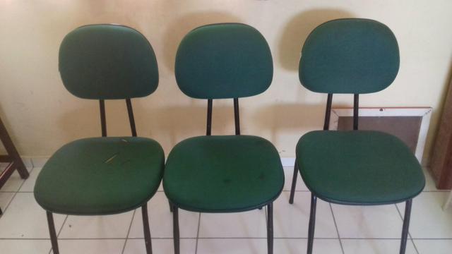 Três cadeiras de escritório
