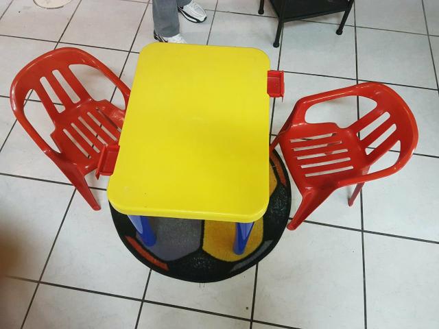 Cj mesa infantil e 2 cadeiras