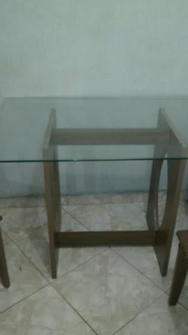 Mesa com tampo de vidro e quatro cadeiras