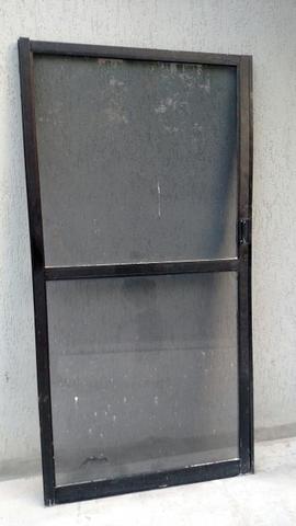 Portas e janelas de alumínio e vidros fumês