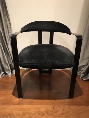 Jogo de 8 cadeiras de ferro revestidas em tecido preto