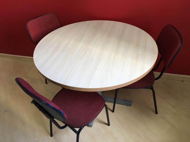 Mesa redonda com cadeiras