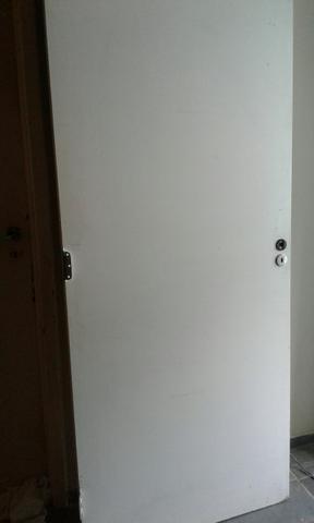 Uma porta branca