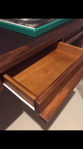 Escrivaninha de madeira e couro