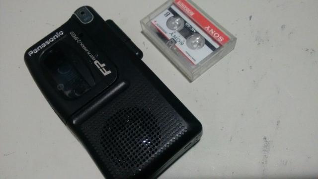 Gravador mini cassete com uma fita