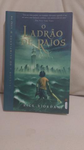 Livro da saga Percy Jackson e os Olimpianos "O Ladrão de