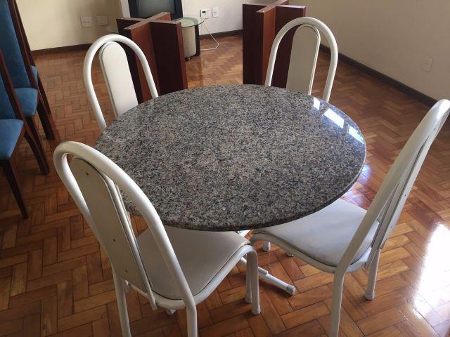 Mesa redonda de granito com quatro cadeiras