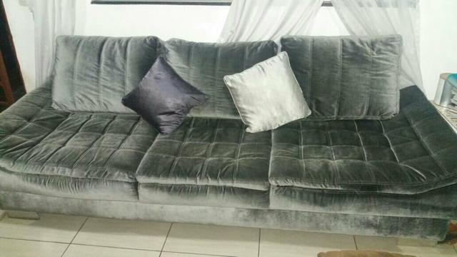 Sofa semi-Novo, 3 lugares, na cor cinza chumbo. Deixa a sala