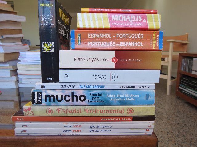 Livros e dicioário Espanhol