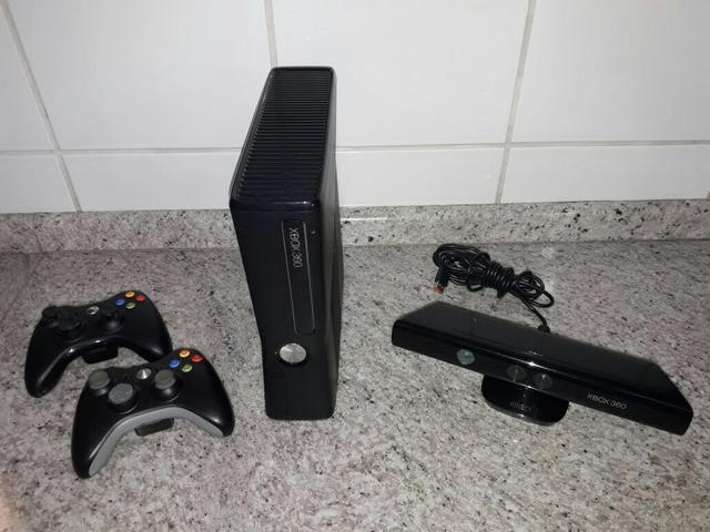 Xbox  Gb com Kinect, dois controles e 3 Jogos