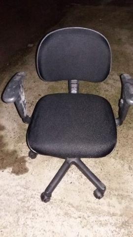 Cadeira giratória preta suspensão gás braços reguláveis