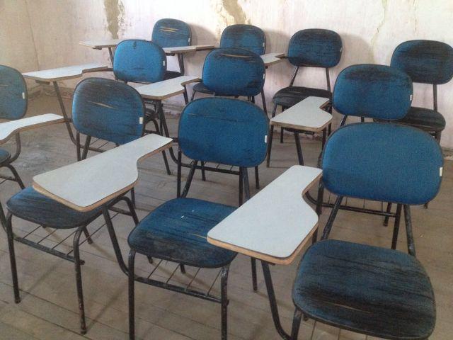 Doa-se cadeiras escolares e mesa do professor