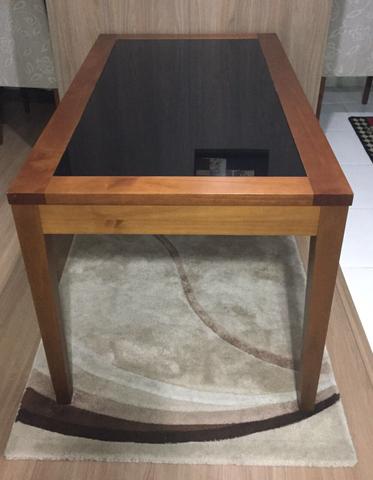 Mesa de madeira com vidro