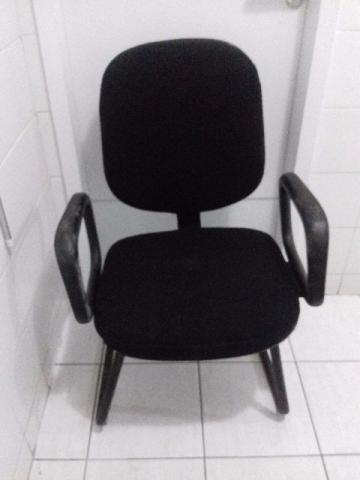 Cadeira para escritório preta estilo poltrona