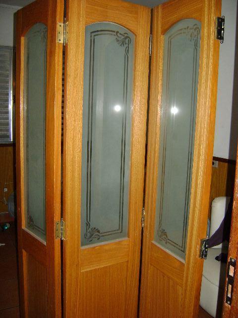 Par de portas camarão triplas com vidro jateado