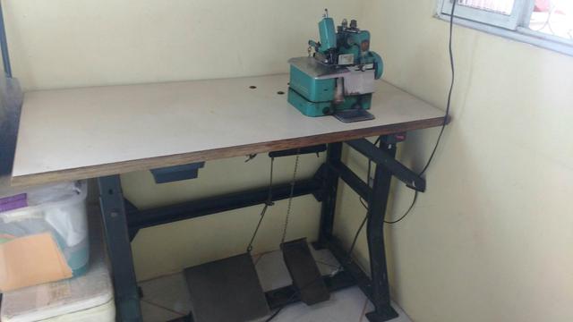 Máquina de costura Overloque com mesa e motor