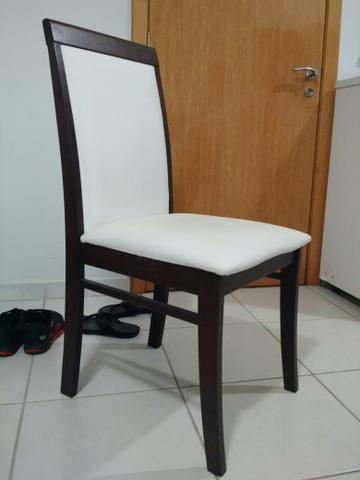 4 cadeiras de madeira e assento de couro em ótimo estado de