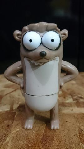 Boneco do personagem Rigby do desenho animado Apenas um Show