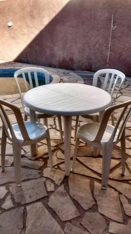 Conjunto de mesas plásticas redondas com 4 cadeiras